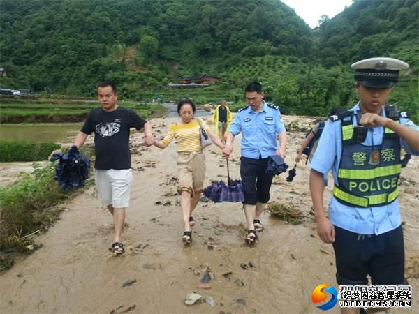 民警疏导过往行人